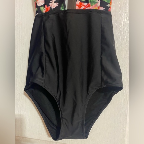 NWT Cupshe Halter Tie Plunge Floral Beachy One Piece Bathing Suit Size Large - Picture 4 of 10